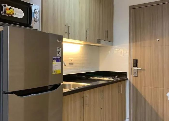 Posh 1 Bedroom Unit+ Netflix*wifi @ Shore 2 Apartment *